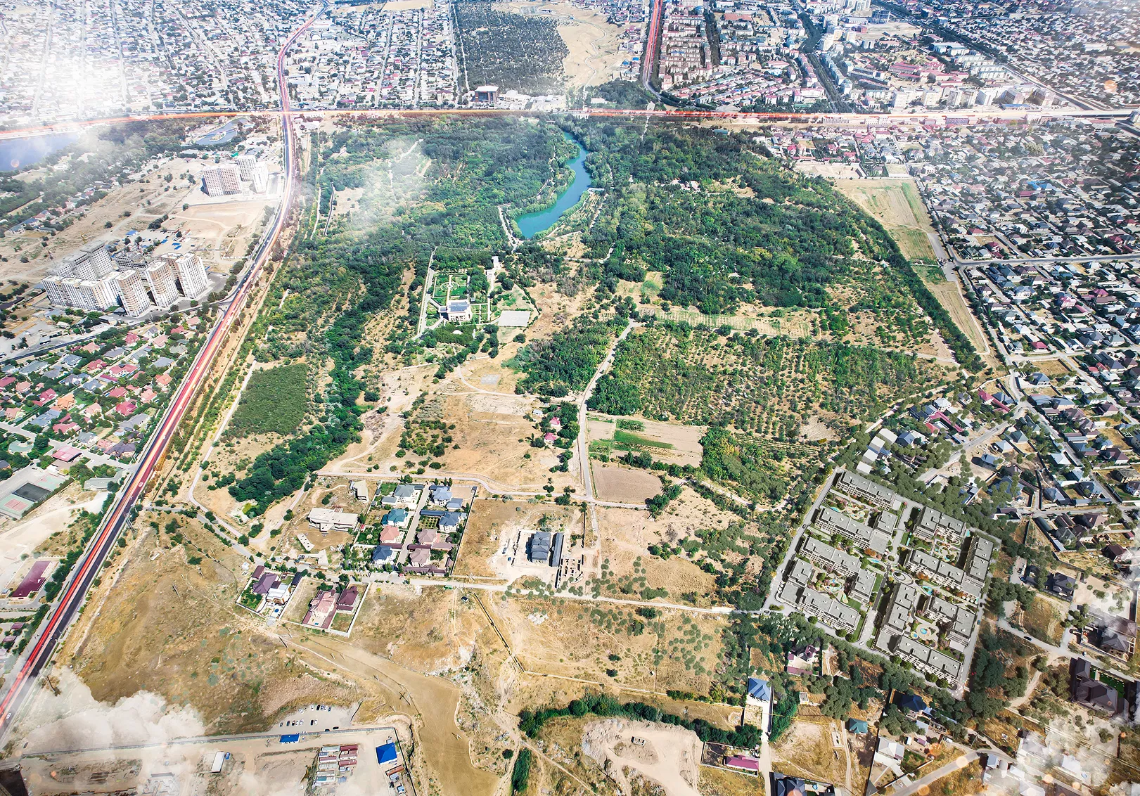 В окружении парка